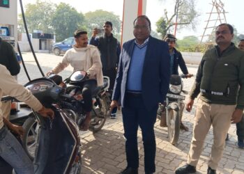अतर्रा के ग्रामीण क्षेत्र के पेट्रोल पम्प पर नो हेलमेट- नो फ्यूल की हुई जाँच