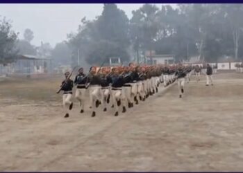 सिवान जिला पुलिस लाइन में डीआईजी ने ली पीटी परेड, दिए अनुशासन व कार्यकुशलता के निर्देश