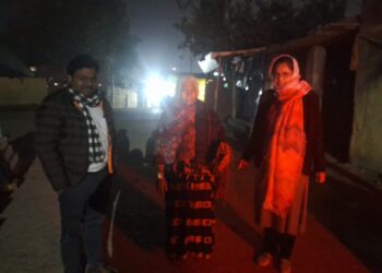 शीतलहर के बीच थावे सीओ ने असहायों को बाँटे कंबल, कड़ाके की ठंड में मिली राहत।