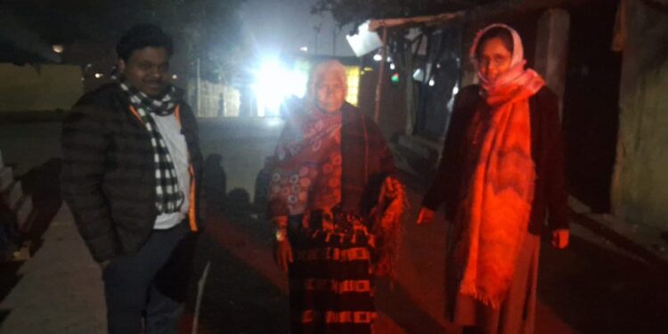 शीतलहर के बीच थावे सीओ ने असहायों को बाँटे कंबल, कड़ाके की ठंड में मिली राहत।