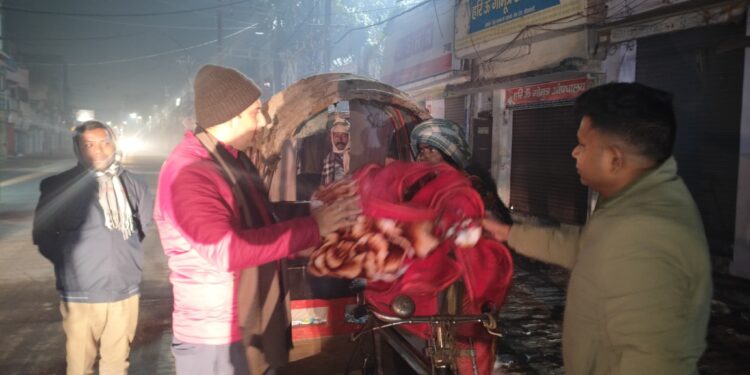 सीतामढ़ी जिला पदाधिकारी और आरक्षी अधीक्षक ने देर रात शहर के विभिन्न स्थानों का निरीक्षण कर गरीबी में कम्बल वितरण किया।