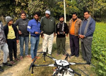 किसान के खेत में ड्रोन से तरल स्प्रे कराते कृषि पदाधिकारी