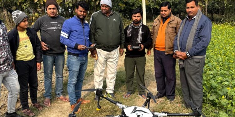 किसान के खेत में ड्रोन से तरल स्प्रे कराते कृषि पदाधिकारी