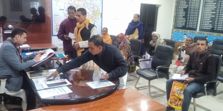 जिलाधिकारी ने आम नागरिकों की समस्याएँ सुनीं, त्वरित समाधान के निर्देश