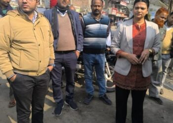 बड़हरिया मुख्यालय में सड़क पर अतिक्रमण करने वाले आधा दर्जन दुकानों को चिन्हित करके प्रशासन ने किया फाईन