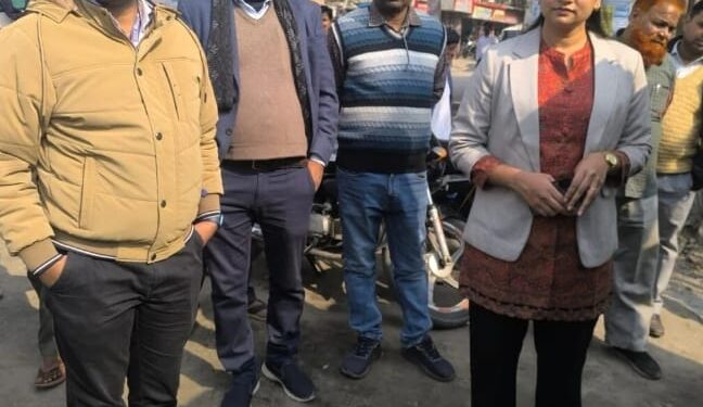 बड़हरिया मुख्यालय में सड़क पर अतिक्रमण करने वाले आधा दर्जन दुकानों को चिन्हित करके प्रशासन ने किया फाईन