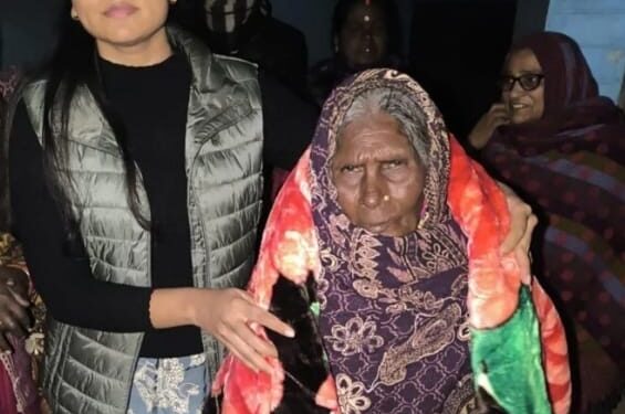 बड़हरिया नगर पंचायत के पदाधिकारी द्वारा गरीब और असहायों के बीच किया कम्बल वितरण