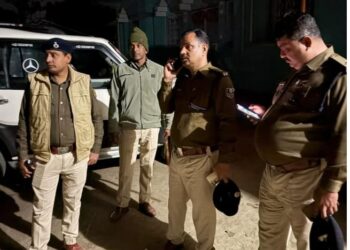 दो पक्षों के विवाद में हुई हिंसक झड़प और पत्थर बाजी में तीन लोग घायलघटना स्थल पर एसपी पहुंच कर मामला को कराया शान्त