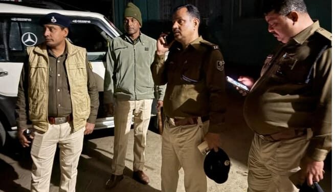 दो पक्षों के विवाद में हुई हिंसक झड़प और पत्थर बाजी में तीन लोग घायलघटना स्थल पर एसपी पहुंच कर मामला को कराया शान्त