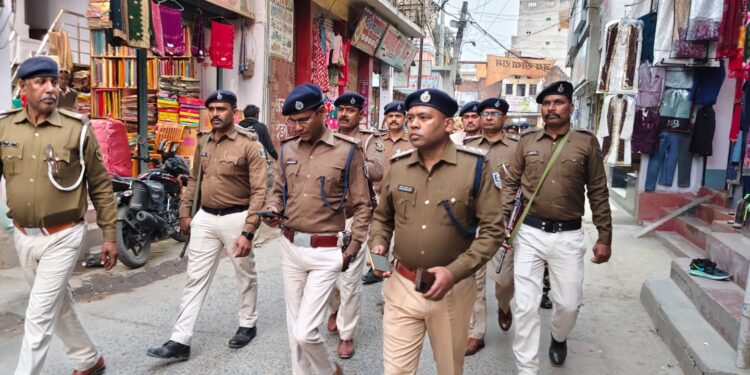 कटेया में सरस्वती पूजा को लेकर पुलिस का फ्लैग मार्च, सुरक्षा व्यवस्था चाक-चौबंद