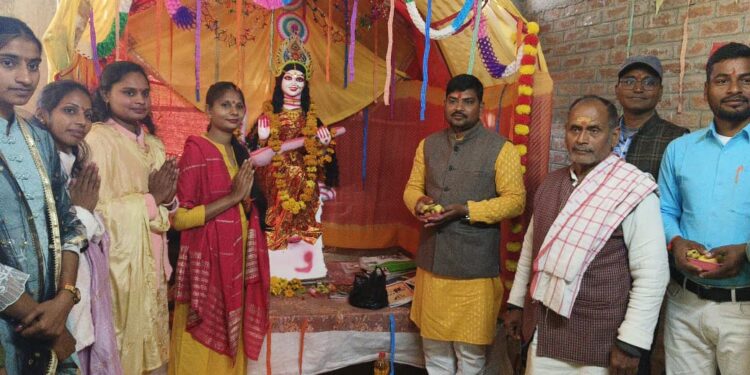 श्री कृष्णा पब्लिक स्कूल सिसवां में धूमधाम हुई मां शारदे की पूजा