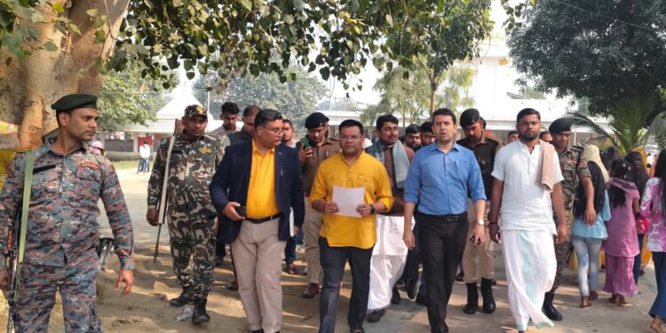 पुनौरा धाम मंदिर परिसर का जिलाधिकारी द्वारा किया गया निरीक्षण