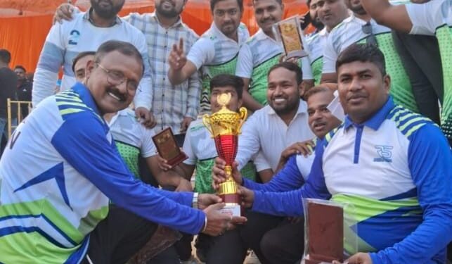 मैत्री क्रिकेट मैच में अधिवक्ता एकादश ने न्यायिक एकादश को चार विकेट से पराजित कर ट्रॉफी पर जमाया कब्जा