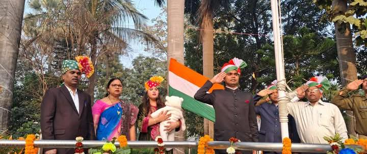 सिवान में 77वें गणतंत्र दिवस पर जिला पदाधिकारी ने फहराया राष्ट्रीय ध्वज