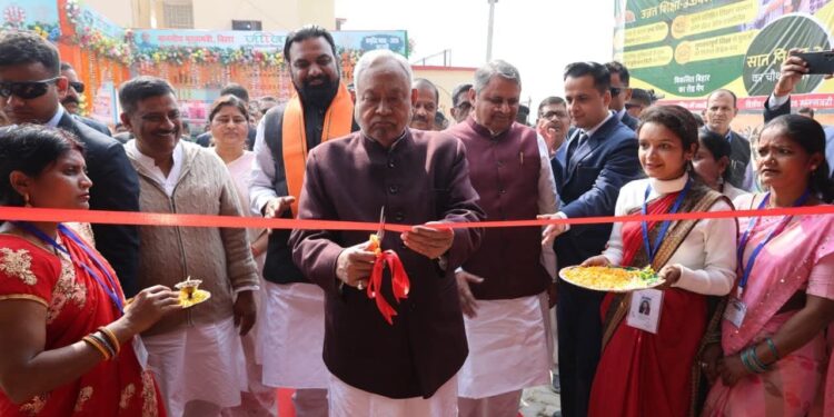 मधुबनी में विकास की रफ्तार तेज: ‘समृद्धि यात्रा’ के तहत सीएम नीतीश कुमार ने किया योजनाओं का निरीक्षण, करोड़ों की परियोजनाओं का शिलान्यास व उद्घाटन