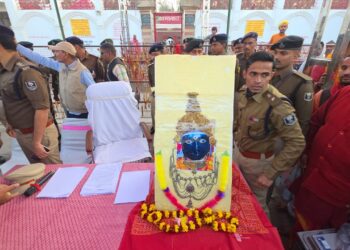 गोपालगंज: थावे मंदिर चोरी कांड का बड़ा खुलासा, मुख्य आरोपी शरीफ साईं समेत 4 गिरफ्तार; कीमती आभूषण बरामद।