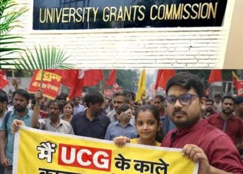 UGC के नए नियमों पर भड़का आक्रोश: देशभर के विश्वविद्यालयों में शिक्षकों और छात्रों का विरोध प्रदर्शन।