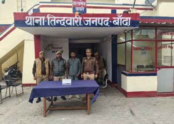 बांदा | तिन्दवारी पुलिस की सख्त कार्रवाई — रंगदारी मांगने वाला बदमाश तमंचे समेत गिरफ्तार