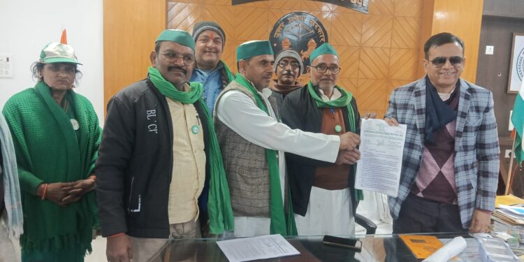 किसानो की समस्याओं को लेकर भारतीय किसान यूनियन का कमिश्नर को ज्ञापन।