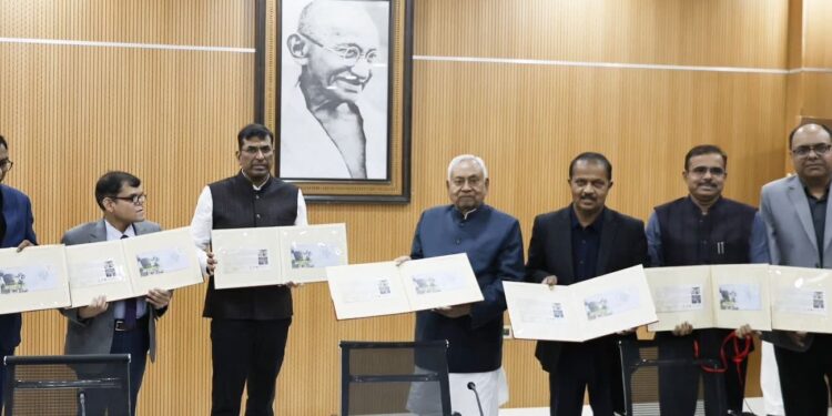 पटना से खास: बापू टावर पर आधारित विशेष डाक आवरण का लोकार्पण