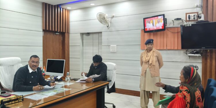 जिला पदाधिकारी के प्रतीकोष्ठ में जनता दरबार का आयोजन, आमजनों की समस्याओं की हुई सुनवाई