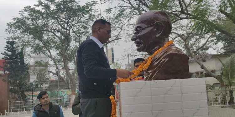 महात्मा गाँधी की पुण्यतिथि पर गोपालगंज जिला प्रशासन ने दी भावभीनी श्रद्धांजलि।