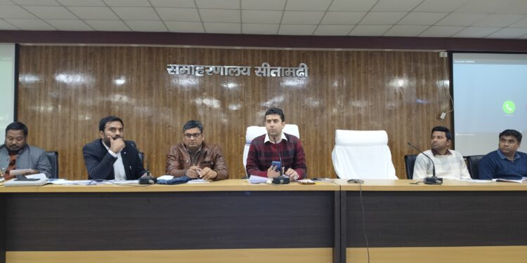 जिला पदाधिकारी ने पंचायती राज विभाग की योजनाओं की समीक्षा की, सोलर स्ट्रीट लाइट योजना पर जताई नाराजगी।