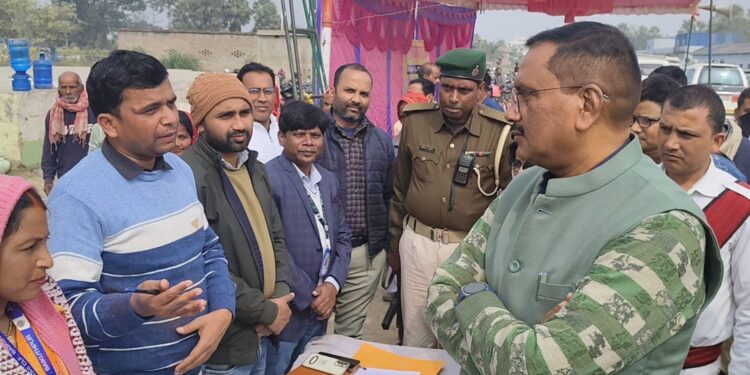 प्रशासन जनता के द्वार कार्यक्रम में उमड़ी लोगों की भीड़, अधिकारियों को दिए गए सख्त निर्देश